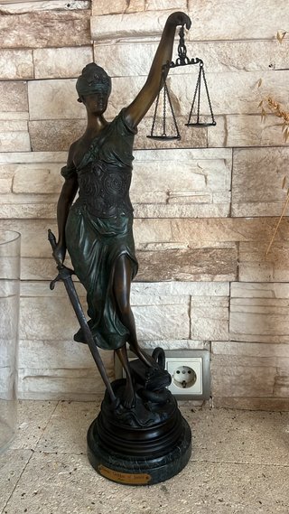 Escultura de bronce Themis siglo XX