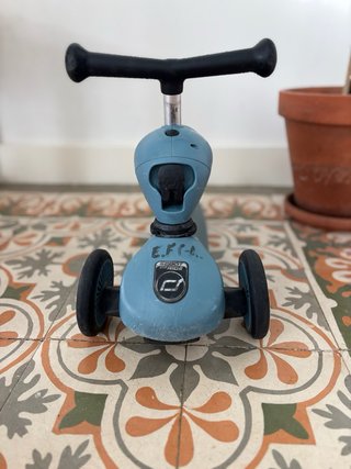 Patinete Scoot and Ride sin freno, roto