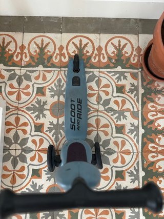 Patinete Scoot and Ride sin freno, roto