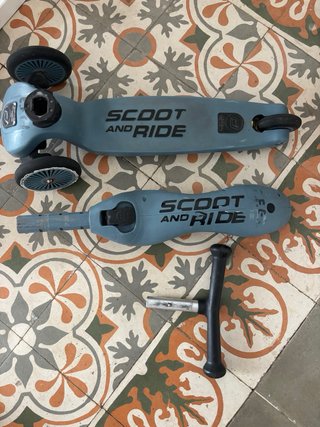 Patinete Scoot and Ride sin freno, roto