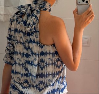 Camisa asimetría con un pañuelo para el cuello