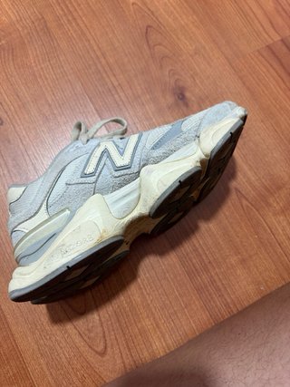 Zapatillas New Balance 9060 Gris/Crema Talla 39