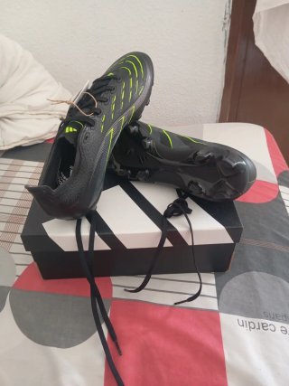Zapatos de fútbol Adidas negros y verdes