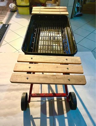 Barbecue con ripiano in legno usato pochissimo