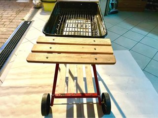 Barbecue con ripiano in legno usato pochissimo