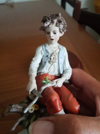 Figura porcelana biscuit niño
