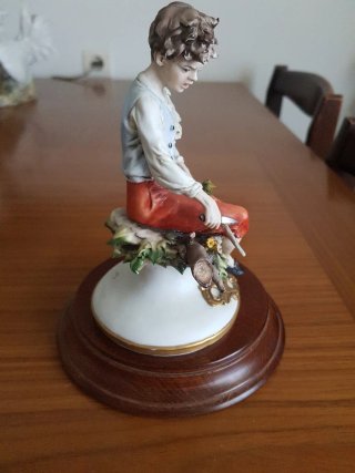 Figura porcelana biscuit niño