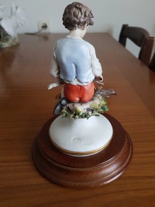 Figura porcelana biscuit niño