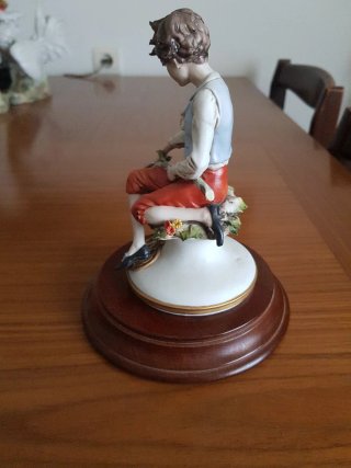 Figura porcelana biscuit niño