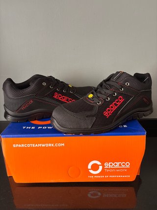 Zapatos de seguridad Sparco negros y rojos