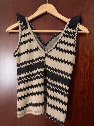 Top de punto zig-zag con volantes