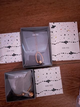 Conjunto Ion Fiz: Pendientes, Pulsera y Collar