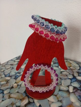 Pulseras de cuentas rosas y moradas