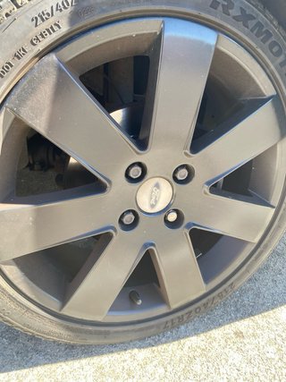 Llantas Ford 17” con neumáticos 215/40 ZR17.