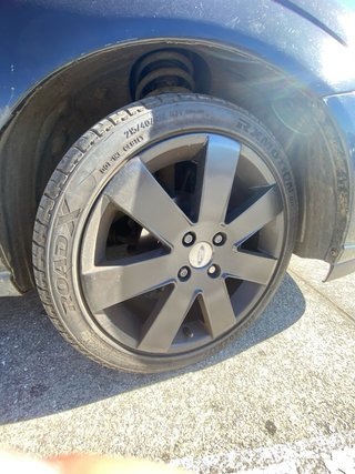 Llantas Ford 17” con neumáticos 215/40 ZR17.