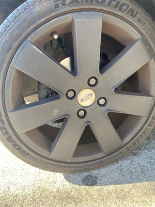 Llantas Ford 17” con neumáticos 215/40 ZR17.