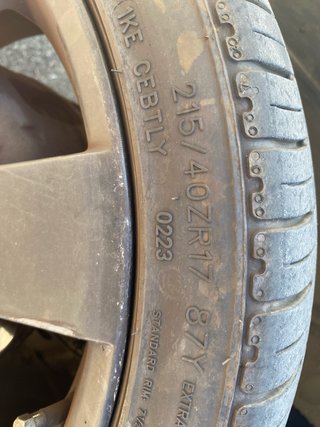 Llantas Ford 17” con neumáticos 215/40 ZR17.
