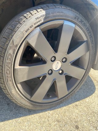 Llantas Ford 17” con neumáticos 215/40 ZR17.