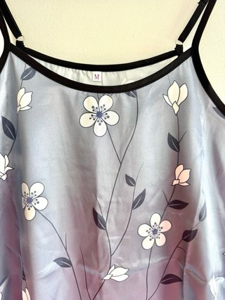 Camisón lencero satinado floral gris azulado M