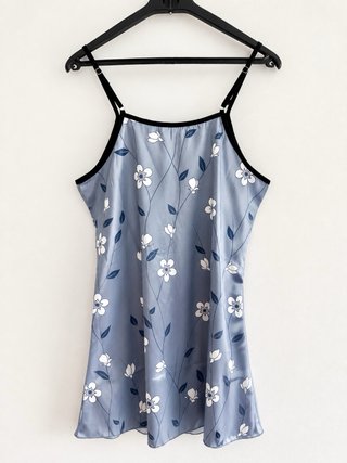 Camisón lencero satinado floral gris azulado M