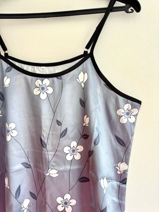 Camisón lencero satinado floral gris azulado M