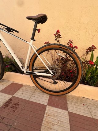 Bicicleta Scott Scale 965 blanca y negra.