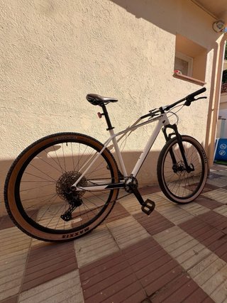 Bicicleta Scott Scale 965 blanca y negra.