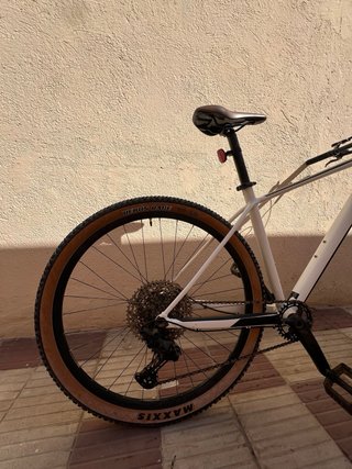 Bicicleta Scott Scale 965 blanca y negra.