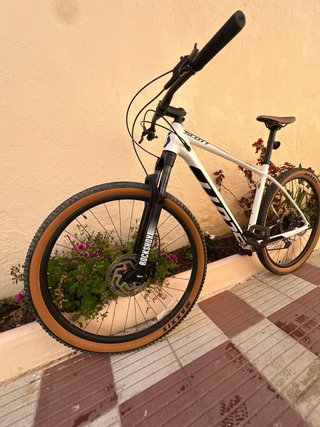 Bicicleta Scott Scale 965 blanca y negra.