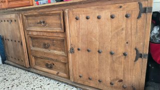 Mueble de madera maciza con herrajes