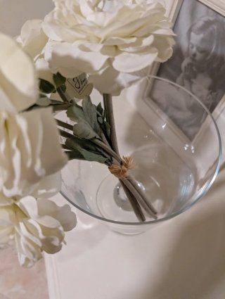 Jarrón cristal con flores blancas