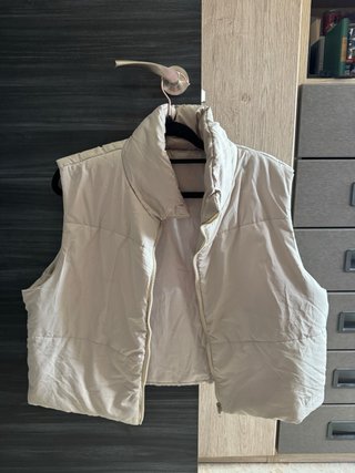 Chaleco beige acolchado sin mangas