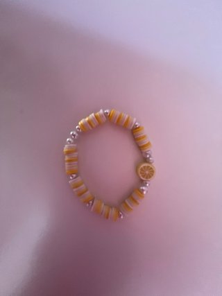 Pulsera hecha a mano con limones