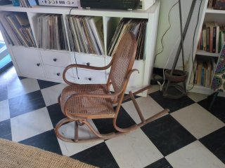 Mecedora pequeña de mimbre y madera
