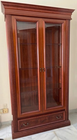 Vitrina de madera con puertas de cristal