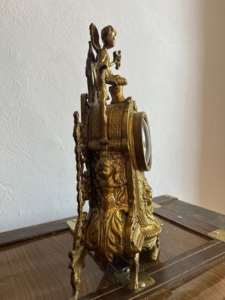 Reloj de bronce ornamentado