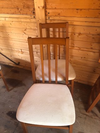 Silla de madera y tela beige