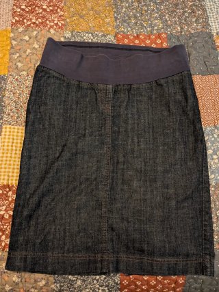 Conjunto premamá: camisa estampada y falda vaquera
