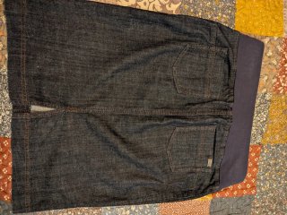 Conjunto premamá: camisa estampada y falda vaquera