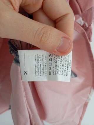 Camiseta rosa con estampado de plumas