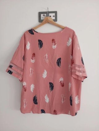 Camiseta rosa con estampado de plumas