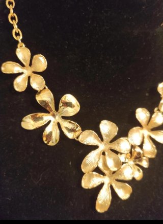 Collar dorado motivo flores elegante