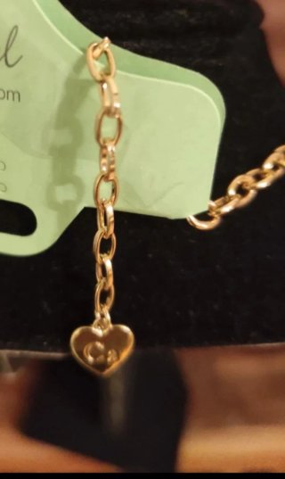Collar dorado motivo flores elegante