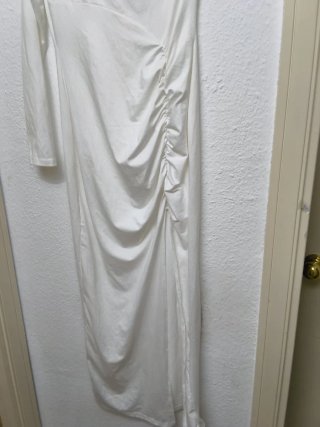 Vestido blanco asimétrico con fruncido