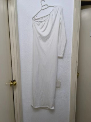 Vestido blanco asimétrico con fruncido