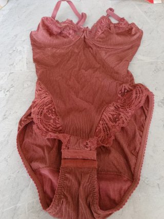 Body de encaje rosa y marrón