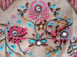 Bolso redondo rafia bordado flores.