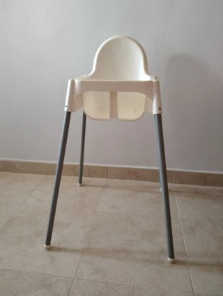 Trona blanca para bebé (sin cinturón)