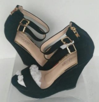 Sandalias de Cuña negras  con correas al tobillo.