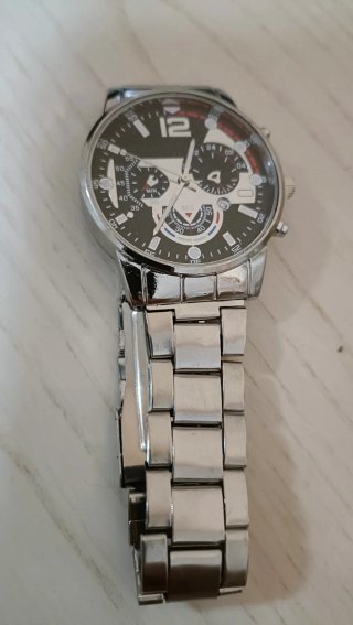 Reloj de hombre negro y plateado